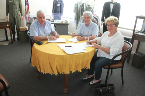 Signature of an agreement between the "Amis de La Martinerie", J.François Delinot and the AECBA