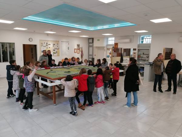 Les CE1&CE2 devant la maquette de La Martinerie