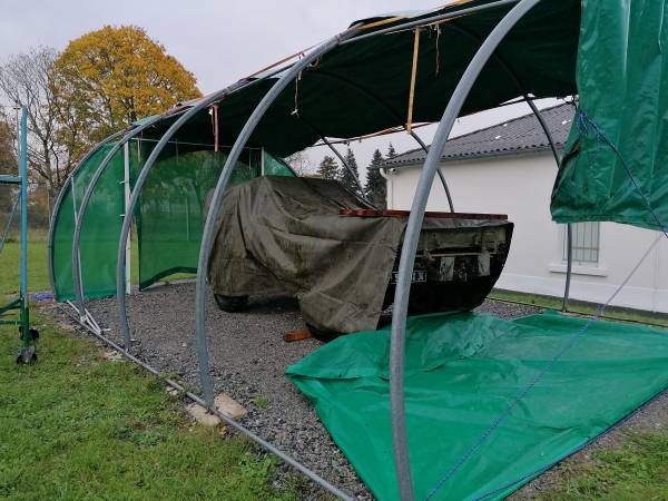 La mise en place de la bâche de protection