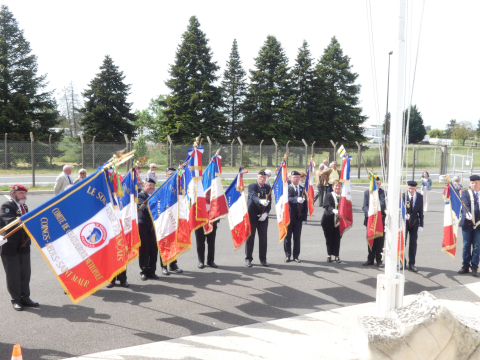 L’hommage des porte-drapeaux