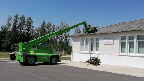 Réunion de chantier couvreurs/bénévoles avant intervention