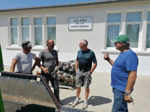 Réunion de chantier couvreurs/bénévoles avant intervention