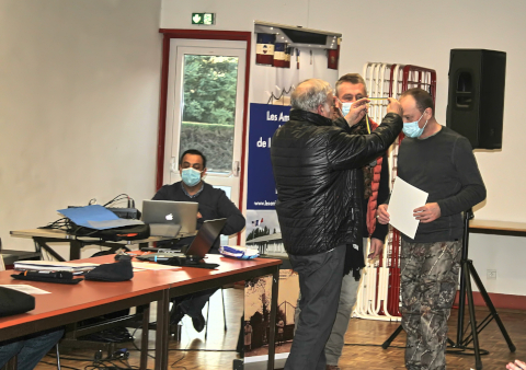 Remise d’une lettre de félicitation