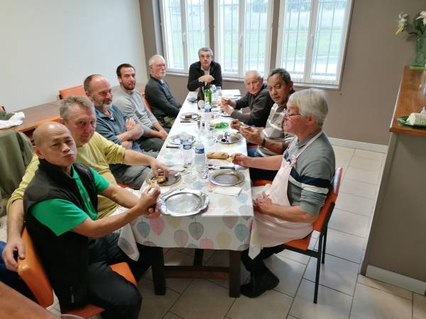 Le repas préparé par le popotier