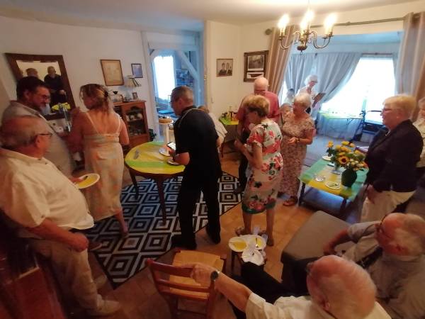 Après les félicitations, le verre de l’amitié (et le gâteau) offerts par Jean-Claude et Geneviève Dehayes