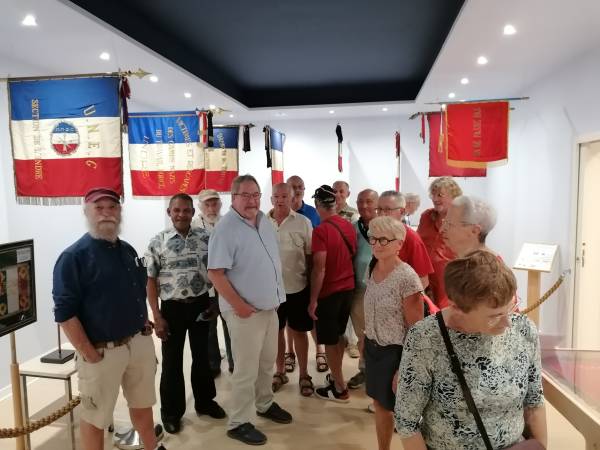 Visite de la salle des drapeaux