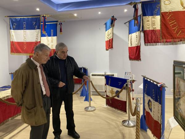 Devant le drapeau des Anciens de la Division Leclerc