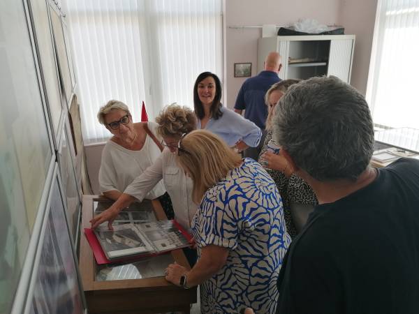 Dominique and Françoise commenting on a photo album