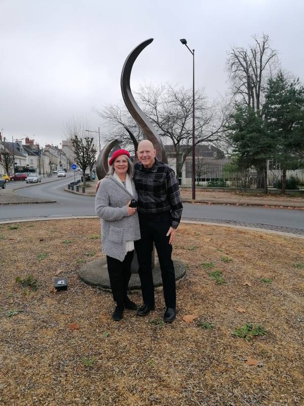 Betty et George devant la flamme du souvenir offerte par un américain anonyme