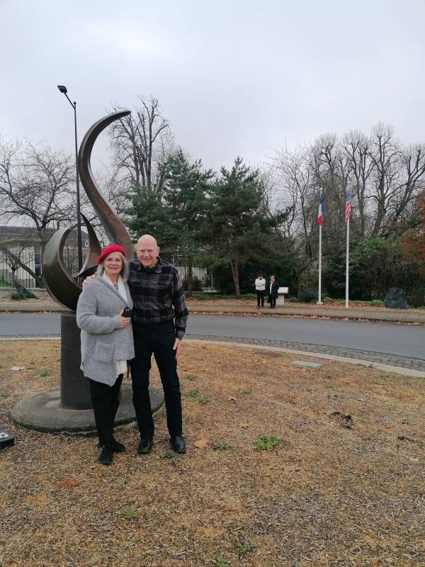 Betty et George devant la flamme du souvenir offerte par un américain anonyme