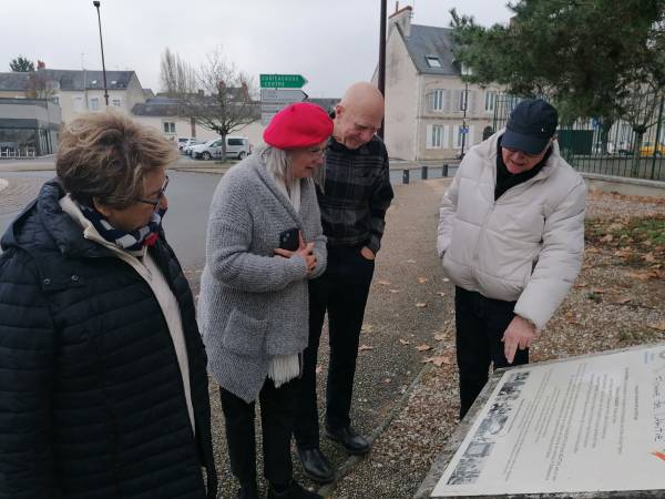 Betty and George paying attention to Luc Bonhomme's explanation