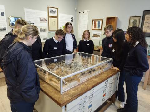 Le groupe de Marie devant la maquette d’une tranchée