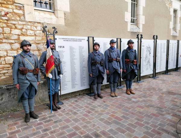 Les Poilus Berrichons in front of the Castelroussins (Inhabitants of Chateauroux) who died for France during WW1