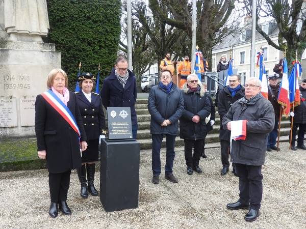 Le dévoilement de la plaque par les autorités, la famille, J.P. Dauger l’initiateur de la cérémonie et M. Chamblanc camarade d’école de Michel Vaugelade