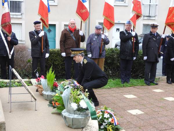 Le dépôt de gerbe par le préfet