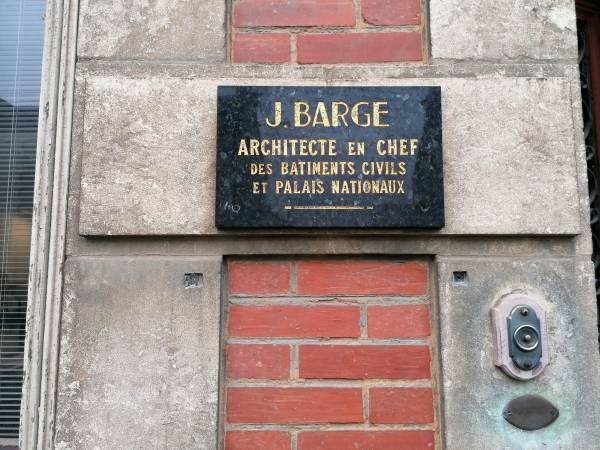 La plaque du cabinet rue de La République à Châteauroux