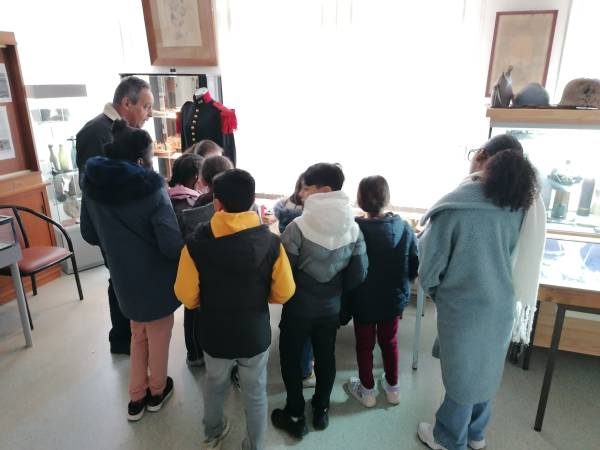 Roland présente la maquette de tranchée réalisée par les CM2 de l’école de Diors