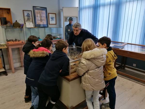 Dominique travaille autour d’une maquette réalisée par une collégienne de Buzançais