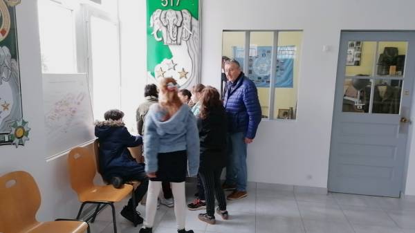 Frédéric explaining to the students the use of several objects found in the trenches