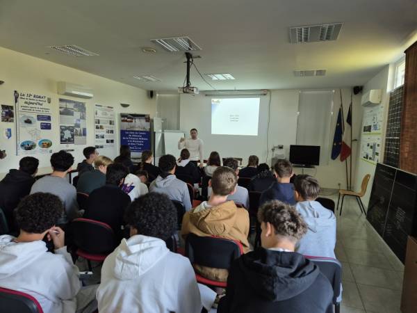 Maxence, en sa qualité de Service civique, présente sa mission et son action dans-la transmission de la mémoire