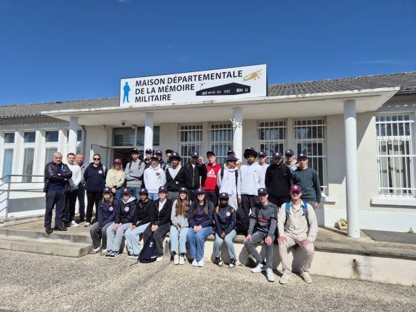 Le groupe des volontaires du SNU, les accompagnateurs et les bénévoles de l’association