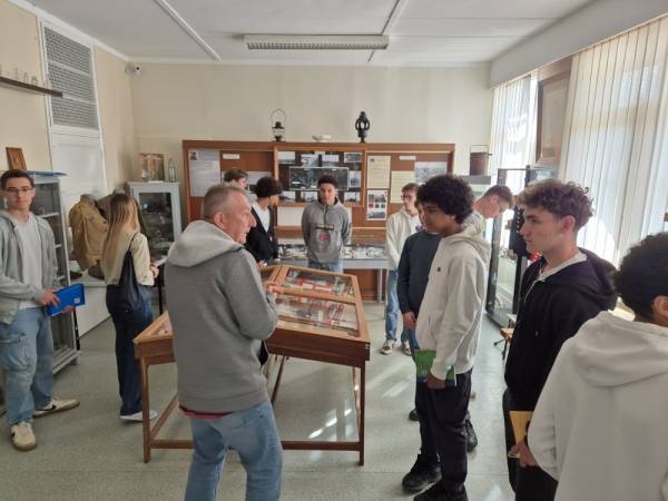Frédéric presents the WW1 Room to his group