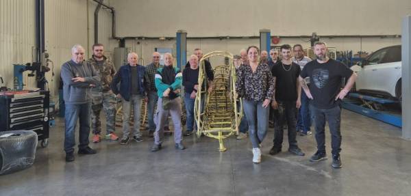Une partie des bénévoles derrière monsieur et madame Noël propriétaire de la carrosserie