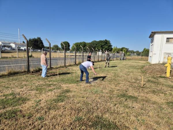 La mise en place du piquetage pour l’implantation de la structure ludique de Brassioux par Dominique, Jacky, Michel et Xavier