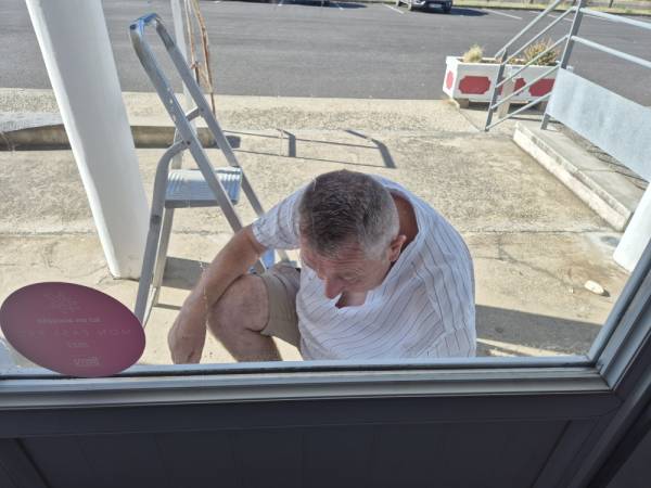 Frédéric washing the front door (and cleans the windows)