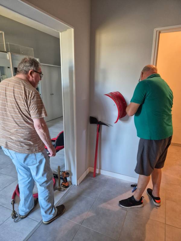 Michel and Philippe move the US equipment to allow for the installation of new display cases