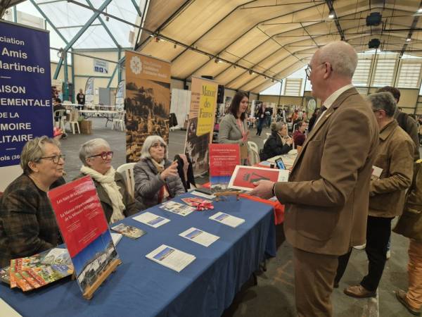 Nos trois bénévoles en grande discussion avec Marc Fleuret, président du Conseil Départemental