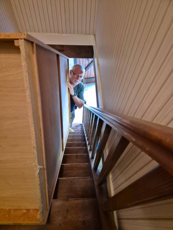 Je confirme l’escalier est étroit et pentu pour Bruno