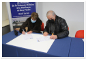 Signature de la convention pour le don du Renault R 2087 N